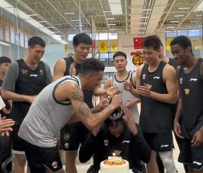 开云娱乐游戏-广东为萨林杰庆生！崔永熙故意调侃，杜锋送上一脚，胡明轩缺席！